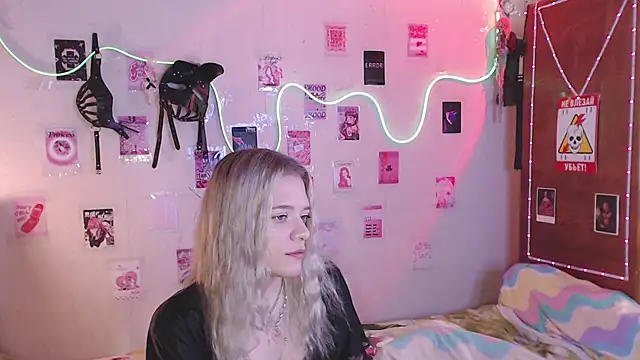 Snapshot of Your_Horny_Friends chatting on September 2025 11:59:01 AM Your Horny Friends online show from September 2025 11:59:01 AM