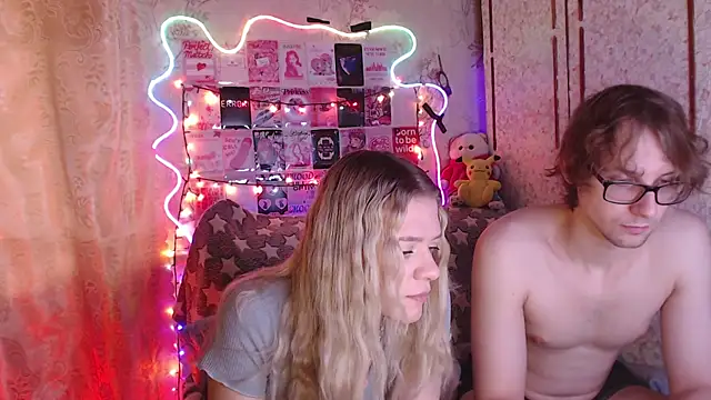 Snapshot of Your_Horny_Friends chatting on November 2025 09:20:01 AM Your Horny Friends online show from November 2025 09:20:01 AM