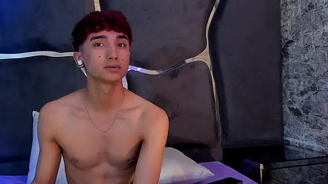 Snapshot of LauryAndNarem69 chatting on March 2025 03:09:01 PM LauryAndNarem69 online show from March 2025 03:09:01 PM