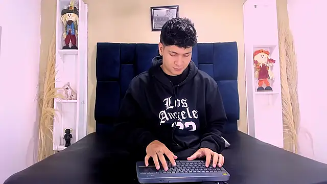 Jhojan twink online show from October 2025 12:04:02 PM