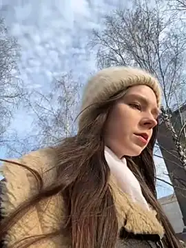 Snapshot of MilaBee chatting on March 2025 10:22:01 AM MilaBee online show from March 2025 10:22:01 AM