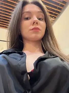 Snapshot of MilaBee chatting on October 2025 08:59:01 AM MilaBee online show from October 2025 08:59:01 AM