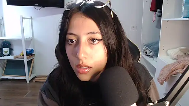 babygirlfree online show from April 2026 07:09:01 PM