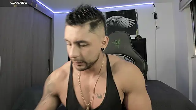 Snapshot of santi_aesthetic chatting on October 2025 03:12:02 AM santi aesthetic online show from October 2025 03:12:02 AM