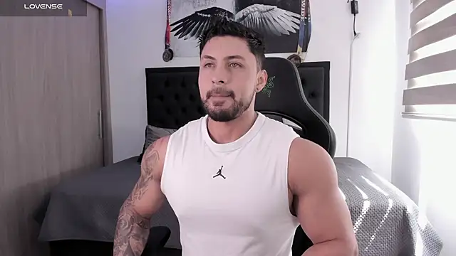 Snapshot of santi_aesthetic chatting on January 2026 04:32:01 PM santi aesthetic online show from January 2026 04:32:01 PM