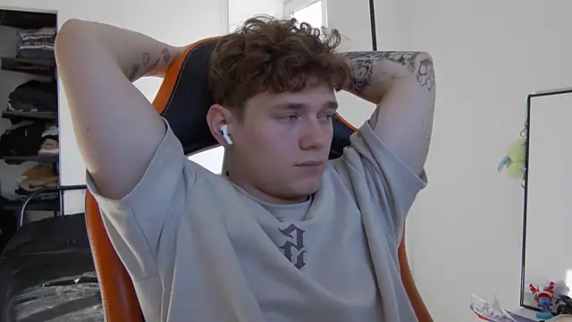 Snapshot of DanyDavis chatting on October 2025 08:12:01 AM DanyDavis online show from October 2025 08:12:01 AM