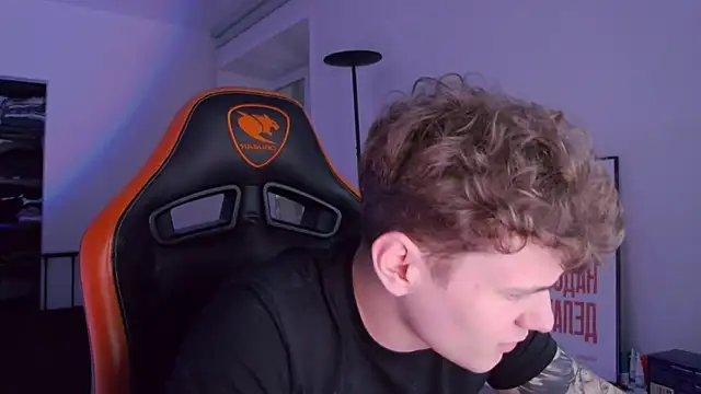 Snapshot of DanyDavis chatting on October 2025 08:30:02 PM DanyDavis online show from October 2025 08:30:02 PM