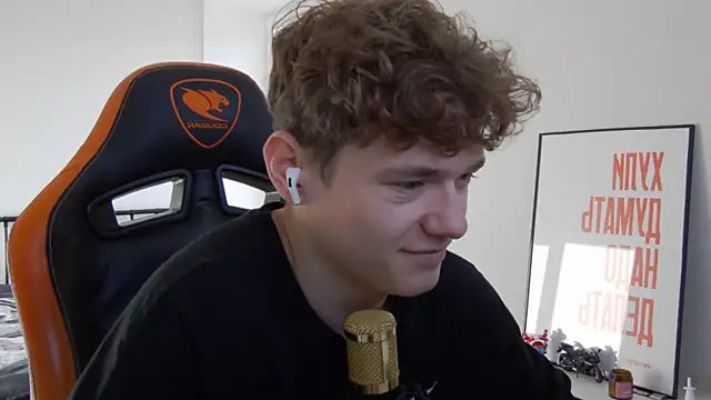 Snapshot of DanyDavis chatting on October 2025 07:07:02 AM DanyDavis online show from October 2025 07:07:02 AM