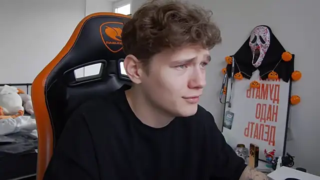 Snapshot of DanyDavis chatting on November 2025 10:25:02 AM DanyDavis online show from November 2025 10:25:02 AM