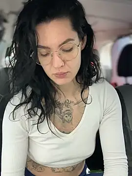 Snapshot of MeekyRich chatting on October 2025 03:48:02 AM MeekyRich online show from October 2025 03:48:02 AM