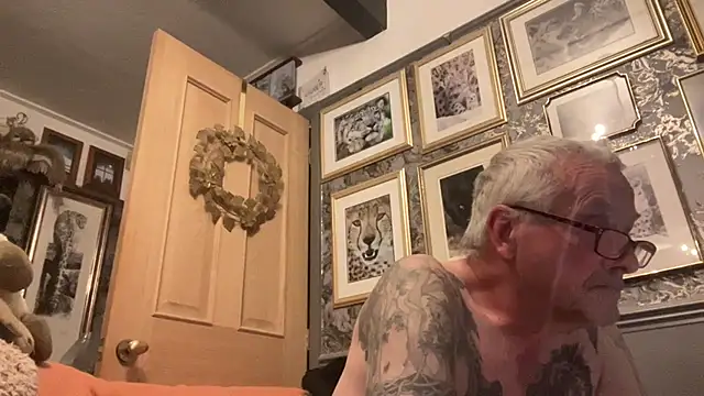 Snapshot of poggles chatting on September 2025 08:03:01 PM poggles online show from September 2025 08:03:01 PM