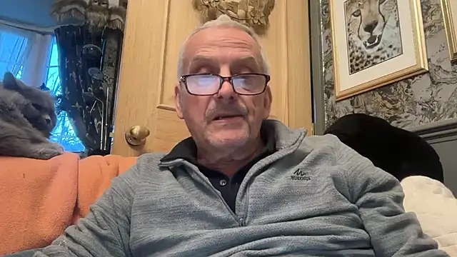 Snapshot of poggles chatting on December 2025 04:02:01 PM poggles online show from December 2025 04:02:01 PM