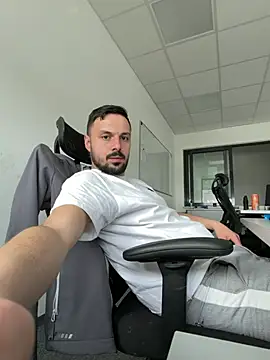 Snapshot of yourdreamboy17 chatting on April 2026 02:44:01 PM yourdreamboy17 online show from April 2026 02:44:01 PM