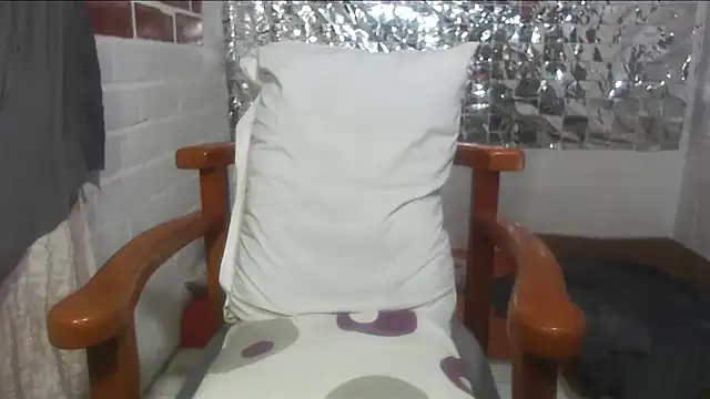 Snapshot of rose-crystal chatting on October 2025 11:36:01 PM rose-crystal online show from October 2025 11:36:01 PM