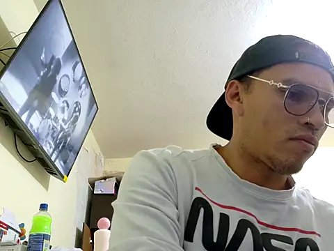 DOBLEWYOSK69G online show from October 2025 01:32:01 PM