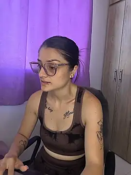 Snapshot of Coralinne__ chatting on July 2026 04:33:02 PM Coralinne online show from July 2026 04:33:02 PM