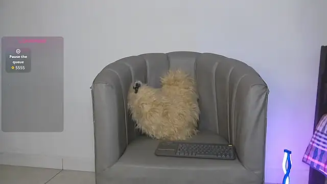 Snapshot of CoralieBronson chatting on February 2026 01:13:02 AM CoralieBronson online show from February 2026 01:13:02 AM