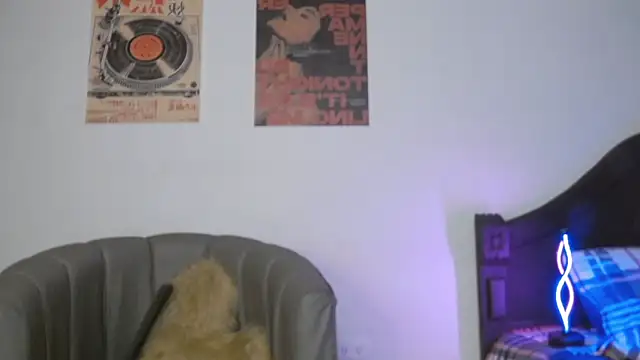 Snapshot of CoralieBronson chatting on February 2026 01:26:01 AM CoralieBronson online show from February 2026 01:26:01 AM