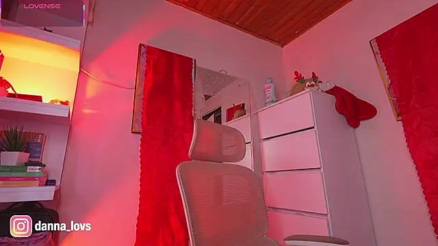 Dannaa Lovs online show from December 2025 06:02:01 PM