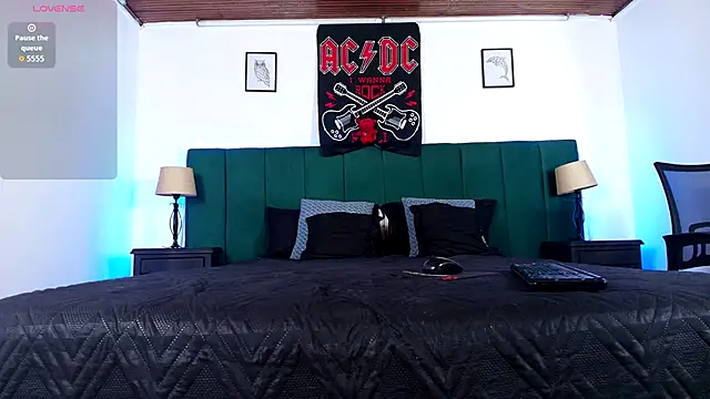 Alisse Moore online show from September 2025 12:39:02 PM