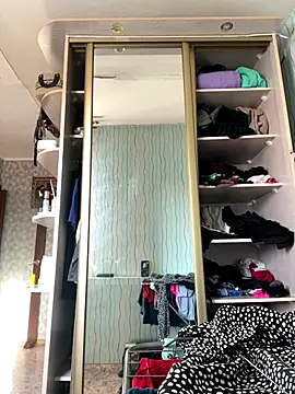 Snapshot of MiraReach chatting on October 2025 03:40:02 AM MiraReach online show from October 2025 03:40:02 AM