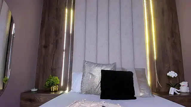 Snapshot of LucySalvatore_ chatting on September 2025 08:25:01 AM LucySalvatore online show from September 2025 08:25:01 AM