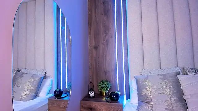 Snapshot of LucySalvatore_ chatting on November 2025 11:40:01 PM LucySalvatore online show from November 2025 11:40:01 PM