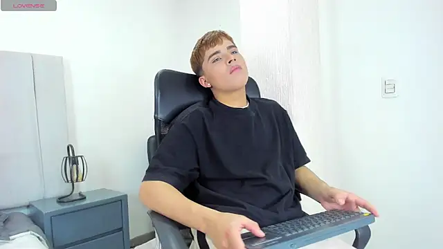 Lucass love online show from April 2026 02:01:02 PM