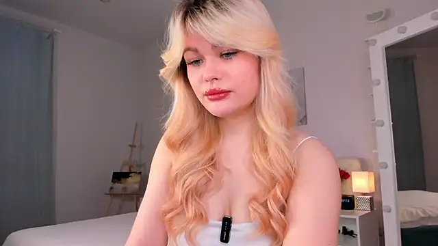 Snapshot of ShyEmma_ chatting on May 2026 01:01:02 AM ShyEmma online show from May 2026 01:01:02 AM