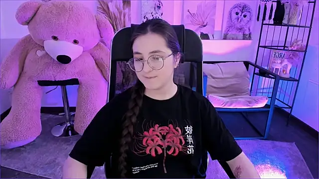 Snapshot of VirtuallVoyant chatting on December 2025 08:45:01 AM VirtuallVoyant online show from December 2025 08:45:01 AM