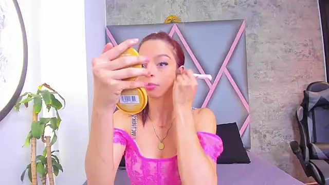 Snapshot of Quee_Sophine chatting on December 2025 07:42:02 PM Quee Sophine online show from December 2025 07:42:02 PM