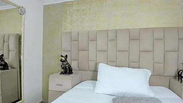 cloesummerr  online show from September 2025 01:23:02 PM