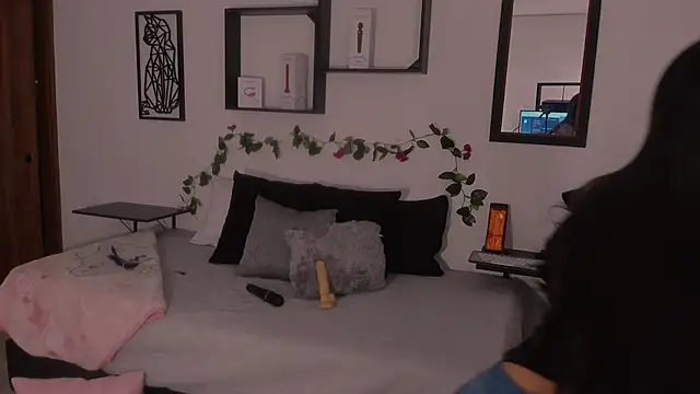 Mia 1120 online show from September 2025 06:13:02 PM