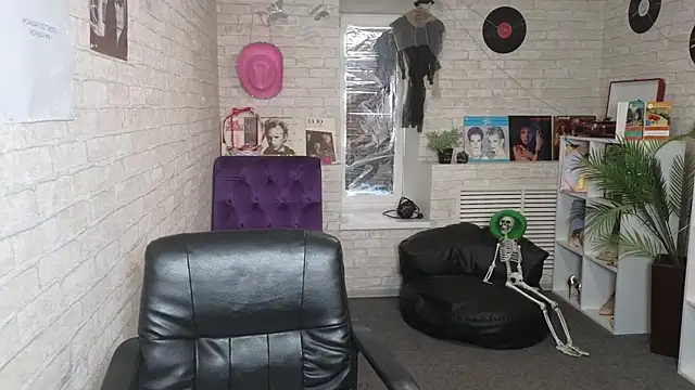 Betty Brick online show from April 2026 02:19:01 PM