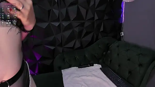 Astridhotman online show from September 2025 12:16:01 PM