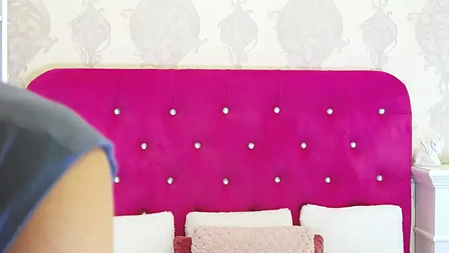 Snapshot of AlexisDevine chatting on September 2025 04:25:02 AM AlexisDevine online show from September 2025 04:25:02 AM