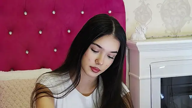 Snapshot of AlexisDevine chatting on November 2025 05:21:01 AM AlexisDevine online show from November 2025 05:21:01 AM