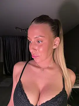 Snapshot of Elizebeth_Parker chatting on June 2026 10:15:02 PM Elizebeth Parker online show from June 2026 10:15:02 PM