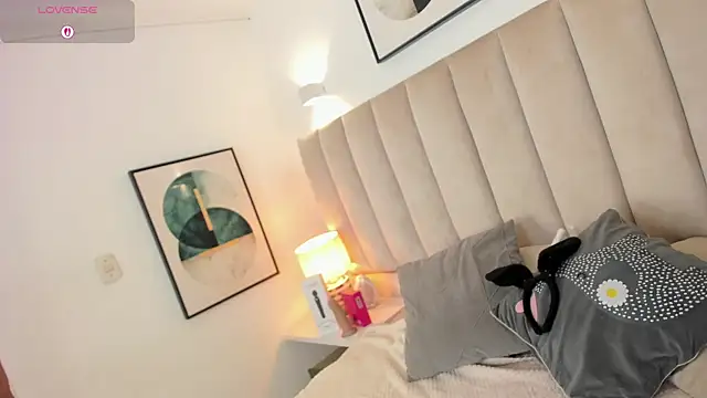 Clhoe Johnson online show from October 2025 01:25:02 PM