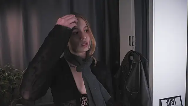 lisa schiele online show from November 2025 08:36:02 PM