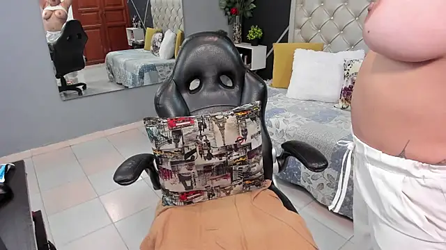 Snapshot of kris_milff chatting on October 2025 07:49:02 PM kris milff online show from October 2025 07:49:02 PM