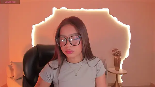 Snapshot of SophieHouston_ chatting on June 2026 03:44:01 AM SophieHouston online show from June 2026 03:44:01 AM
