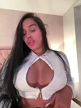 Snapshot of Bella__Wood chatting on June 2026 09:27:01 PM Bella Wood online show from June 2026 09:27:01 PM