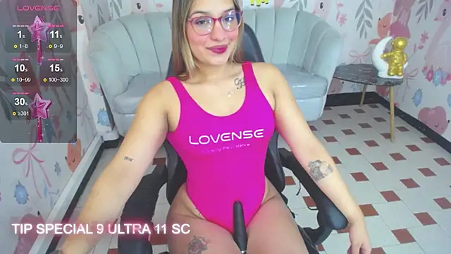 Snapshot of Paris09_v_ chatting on October 2025 03:03:02 AM Paris09 v online show from October 2025 03:03:02 AM