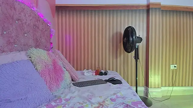 violet taylor  online show from October 2025 02:28:02 AM