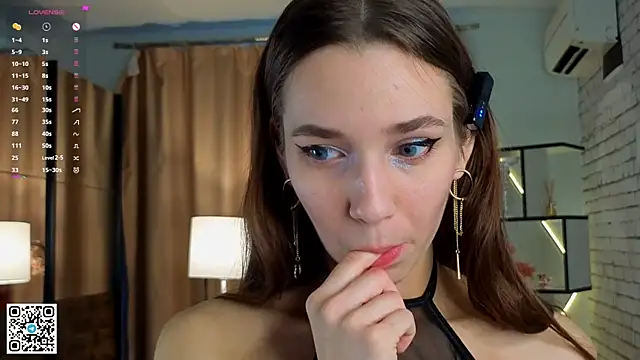 Snapshot of PetraHambelton chatting on September 2025 04:23:01 AM PetraHambelton online show from September 2025 04:23:01 AM