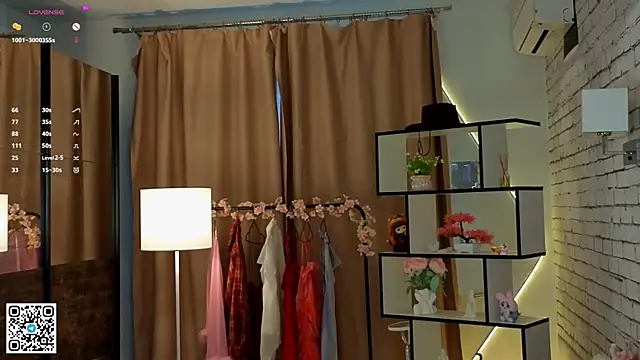 Snapshot of PetraHambelton chatting on September 2025 04:07:01 AM PetraHambelton online show from September 2025 04:07:01 AM