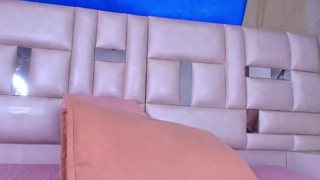 Snapshot of emmacurvy chatting on September 2025 03:10:01 AM emmacurvy online show from September 2025 03:10:01 AM