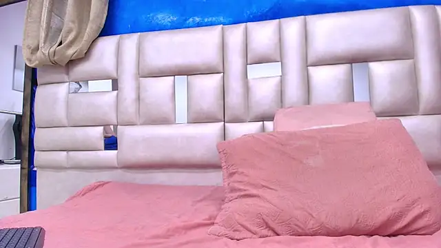 Snapshot of emmacurvy chatting on October 2025 03:04:02 AM emmacurvy online show from October 2025 03:04:02 AM