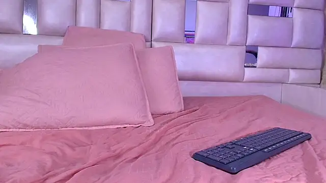 Snapshot of emmacurvy chatting on October 2025 03:06:01 AM emmacurvy online show from October 2025 03:06:01 AM